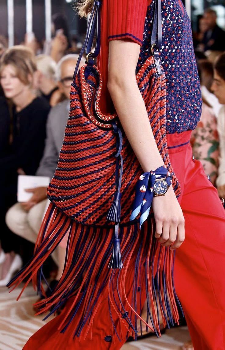 Άνοιξη – Καλοκαίρι 2025: Οι κορυφαίες τάσεις στις γυναικείες τσάντες