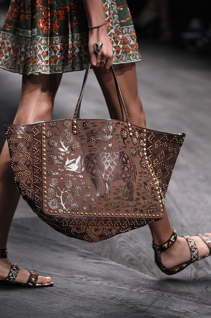 Άνοιξη – Καλοκαίρι 2025: Οι κορυφαίες τάσεις στις γυναικείες τσάντες