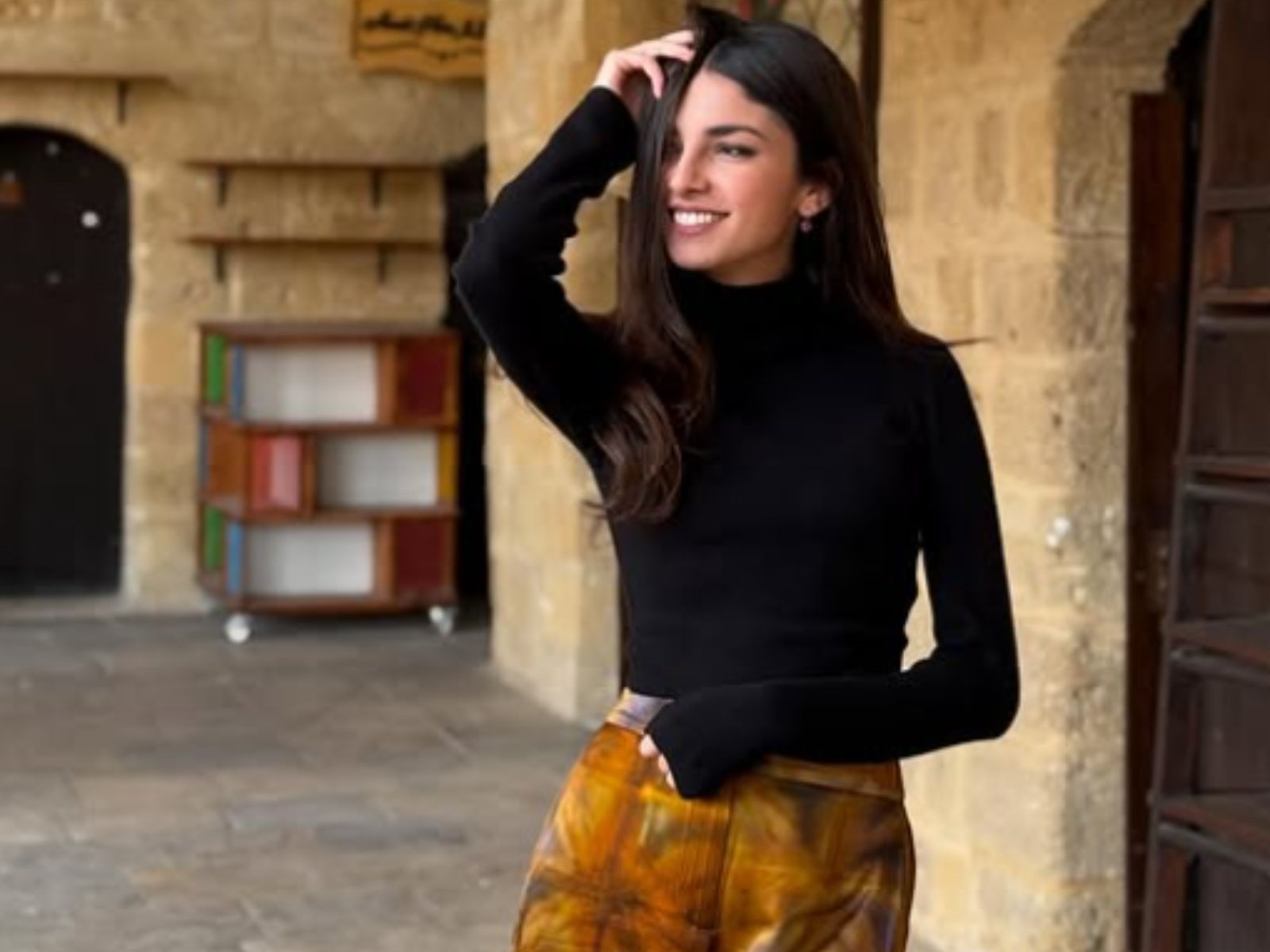 Η Ιφιγένεια Τζόλα είναι στο Παρίσι και φοράει το κραγιόν που θα σώσει τη μέρα στο μακιγιάζ σε κάθε γυναίκα