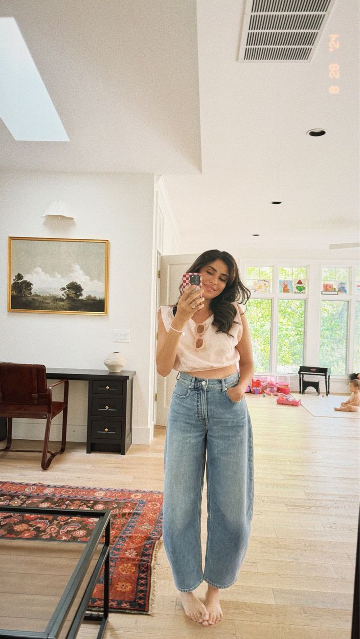 curved leg jeans-τάσεις-Άνοιξη-Καλοκαίρι 2025-ιδέες- curved leg jeans-τάσεις-Άνοιξη-Καλοκαίρι 2025-ιδέες-