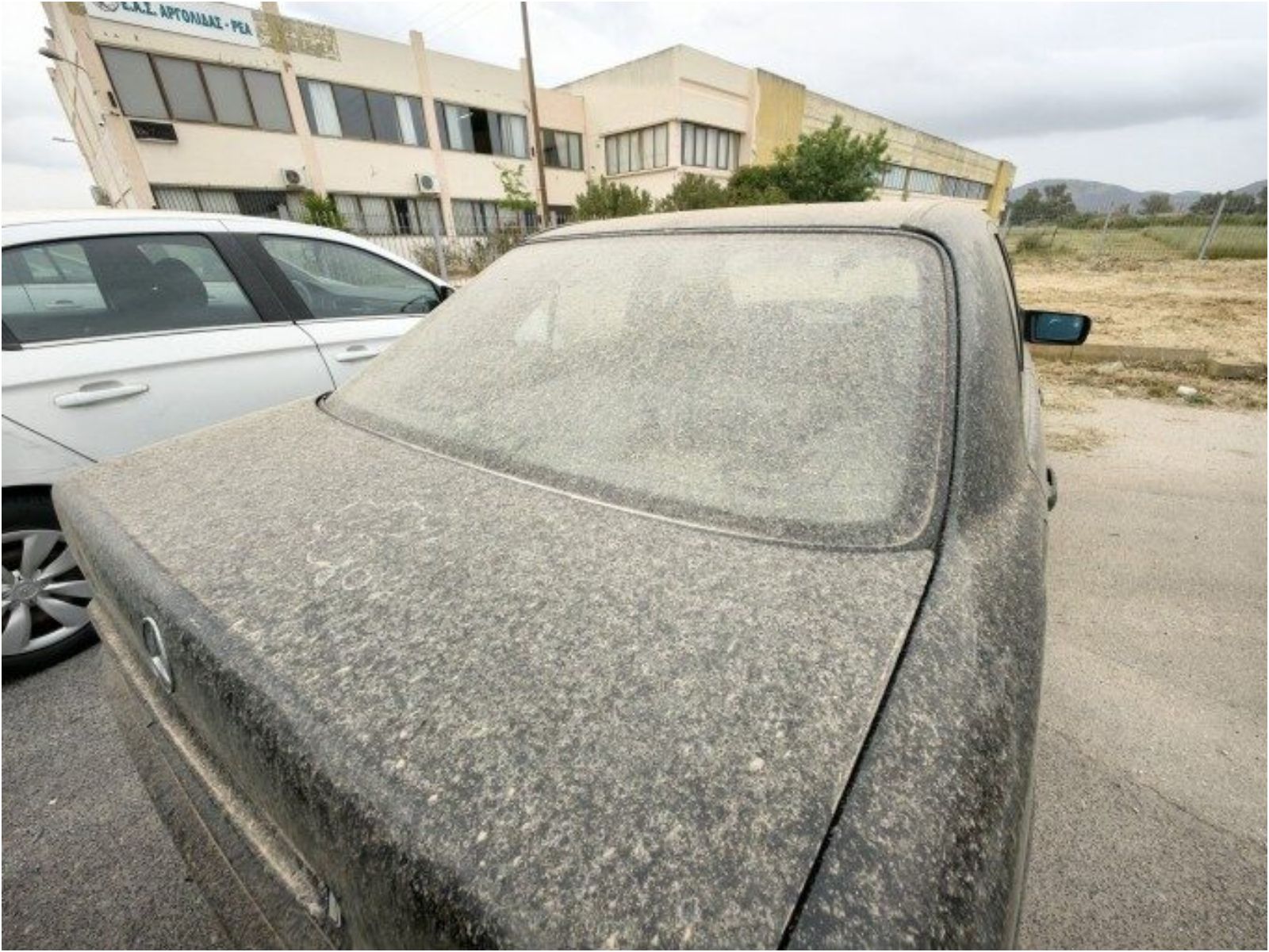 Αφρικανική σκόνη: Όλοι οι τρόποι για να προστατέψουμε τα αυτοκίνητα από τη σκόνη και τις λασποβροχές