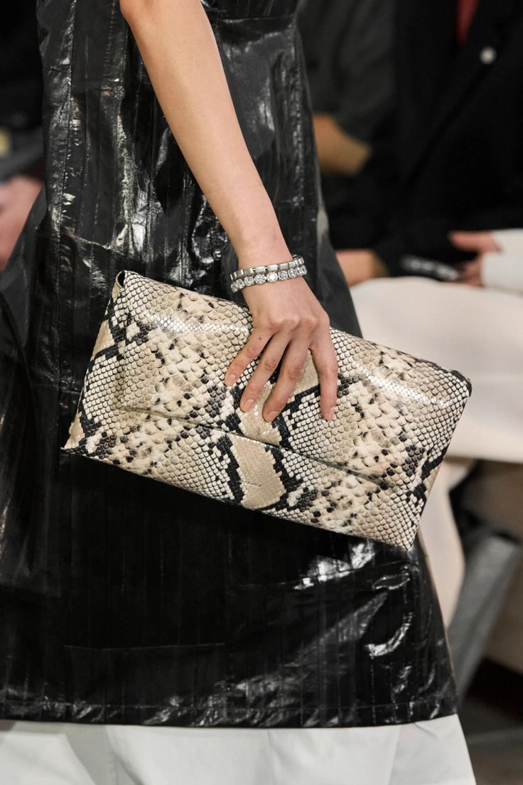 Άνοιξη – Καλοκαίρι 2025: Οι κορυφαίες τάσεις στις γυναικείες τσάντες