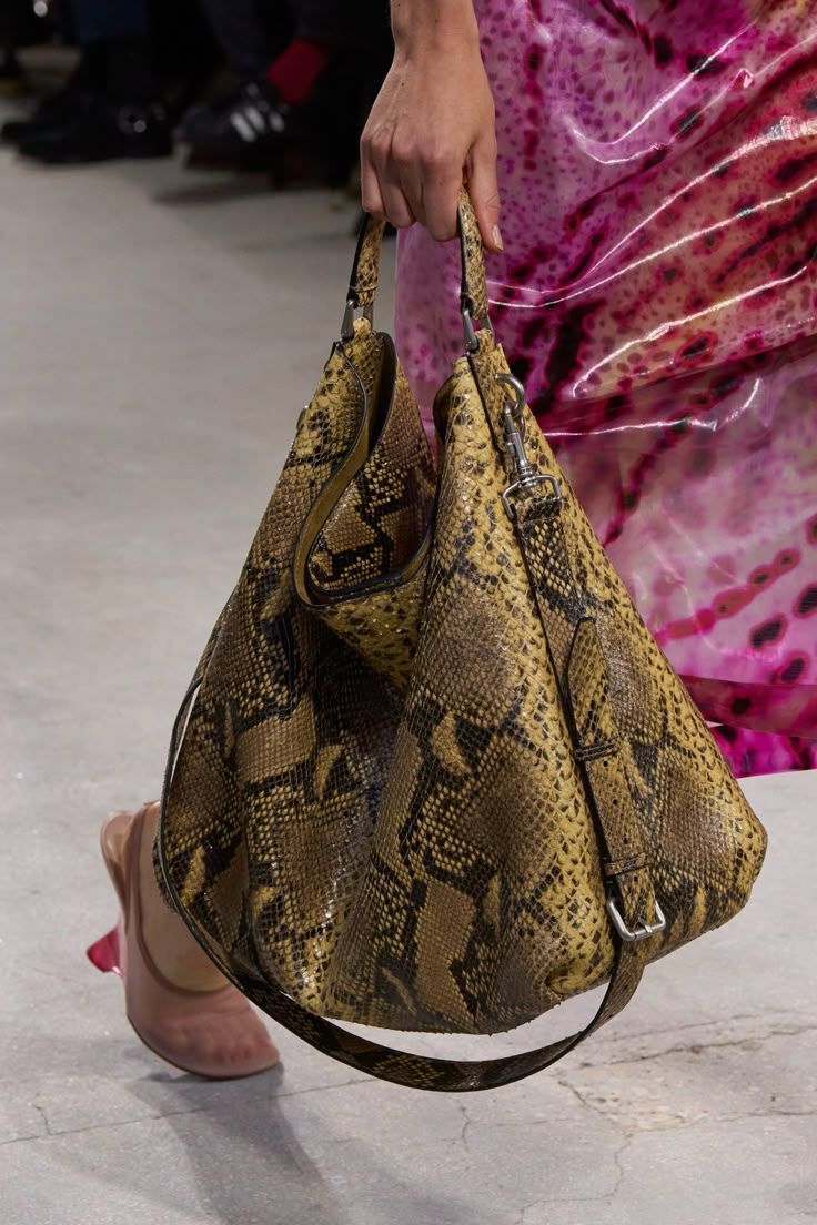 Άνοιξη – Καλοκαίρι 2025: Οι κορυφαίες τάσεις στις γυναικείες τσάντες