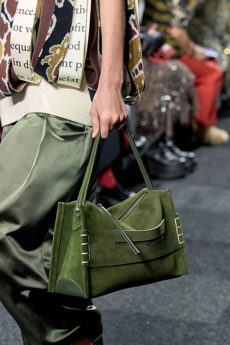 Άνοιξη – Καλοκαίρι 2025: Οι κορυφαίες τάσεις στις γυναικείες τσάντες