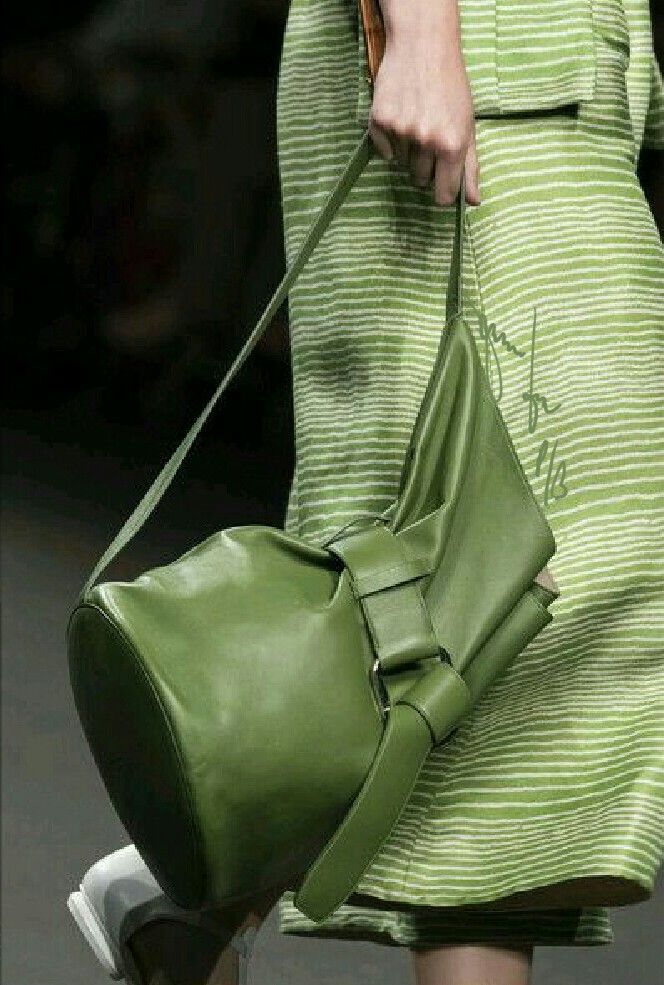 Άνοιξη – Καλοκαίρι 2025: Οι κορυφαίες τάσεις στις γυναικείες τσάντες