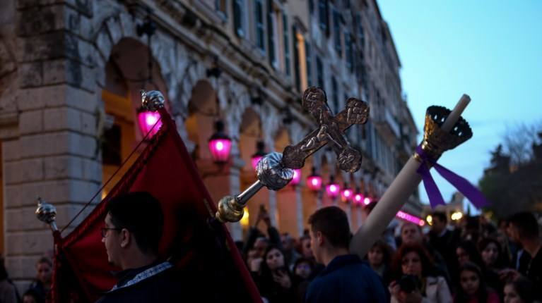 Πάσχα στη Κέρκυρα: Το έθιμο των Μπότηδων και οι τελετουργικές παρελάσεις με φιλαρμονικές που αξίζει να ζήσετε έστω μία φορά στη ζωή σας