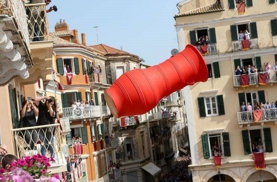 Πάσχα στη Κέρκυρα: Το έθιμο των Μπότηδων και οι τελετουργικές παρελάσεις με φιλαρμονικές που αξίζει να ζήσετε έστω μία φορά στη ζωή σας