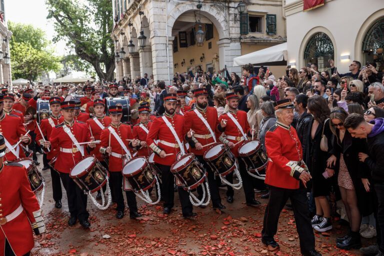Πάσχα στη Κέρκυρα: Το έθιμο των Μπότηδων και οι τελετουργικές παρελάσεις με φιλαρμονικές που αξίζει να ζήσετε έστω μία φορά στη ζωή σας