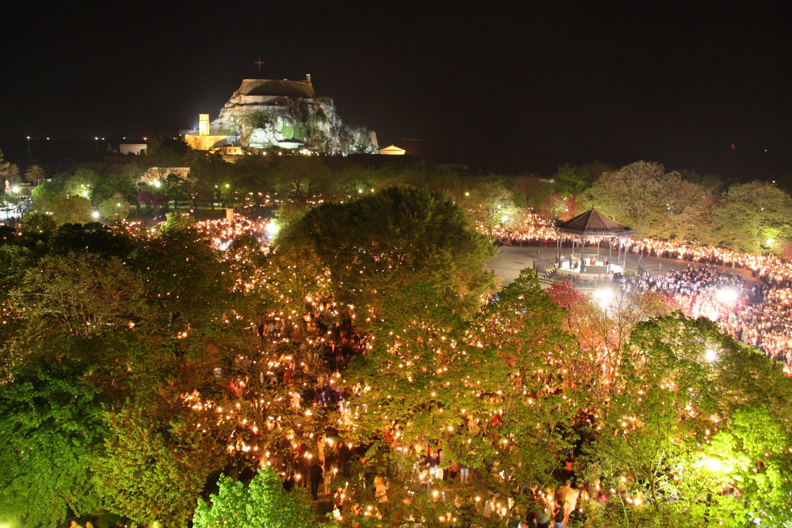 Πάσχα στη Κέρκυρα: Το έθιμο των Μπότηδων και οι τελετουργικές παρελάσεις με φιλαρμονικές που αξίζει να ζήσετε έστω μία φορά στη ζωή σας