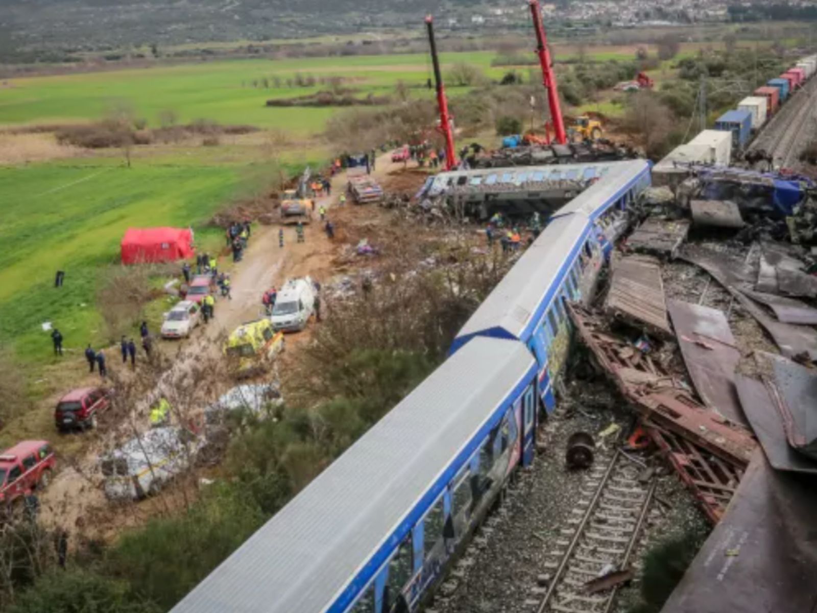 Τέμπη: Μετά το “ξεμπάζωμα” βρέθηκαν μέχρι και ανθρώπινα οστά- Εικόνες που συγκλονίζουν
