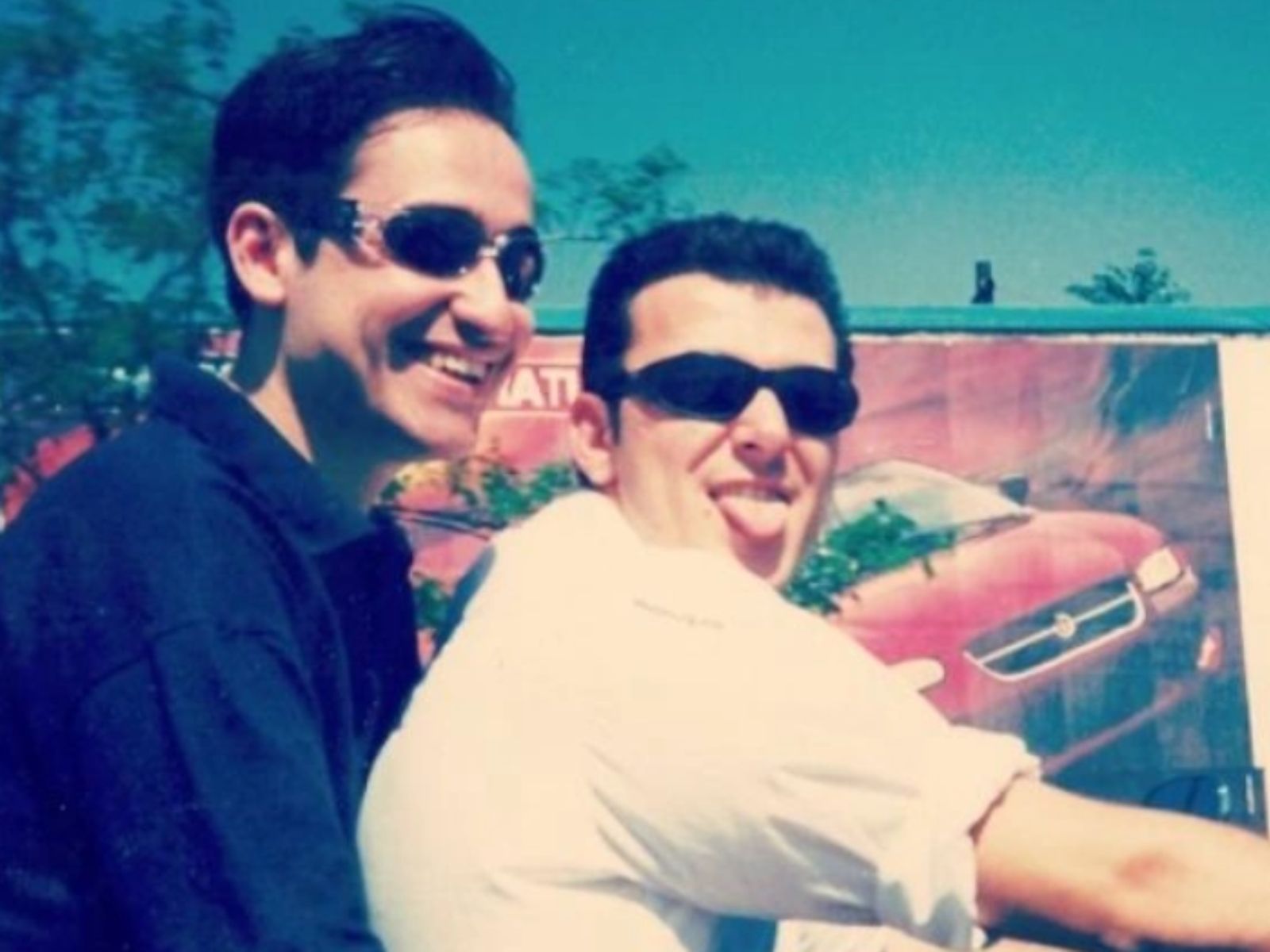 Πασίγνωστος τραγουδιστής και παρουσιαστής του σήμερα σε μηχανή το 1997 – Αναγνωρίζετε ποιοι είναι;