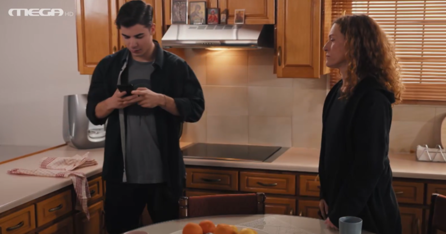 Η Γη της Ελιάς : Ο Παρασκευάς εγκαταλείπει τη Λίνα και ζητά από τον Λυκούργο να τον υιοθετήσει.