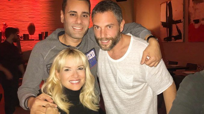 Αραβανή – Λάζαρης : Ανεβαίνουν τα σκαλιά της εκκλησίας και βαπτίζουν το παιδί τους το γνωστό ζευγάρι