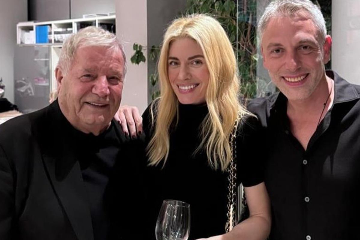 Αραβανή – Λάζαρης : Ανεβαίνουν τα σκαλιά της εκκλησίας και βαπτίζουν το παιδί τους το γνωστό ζευγάρι