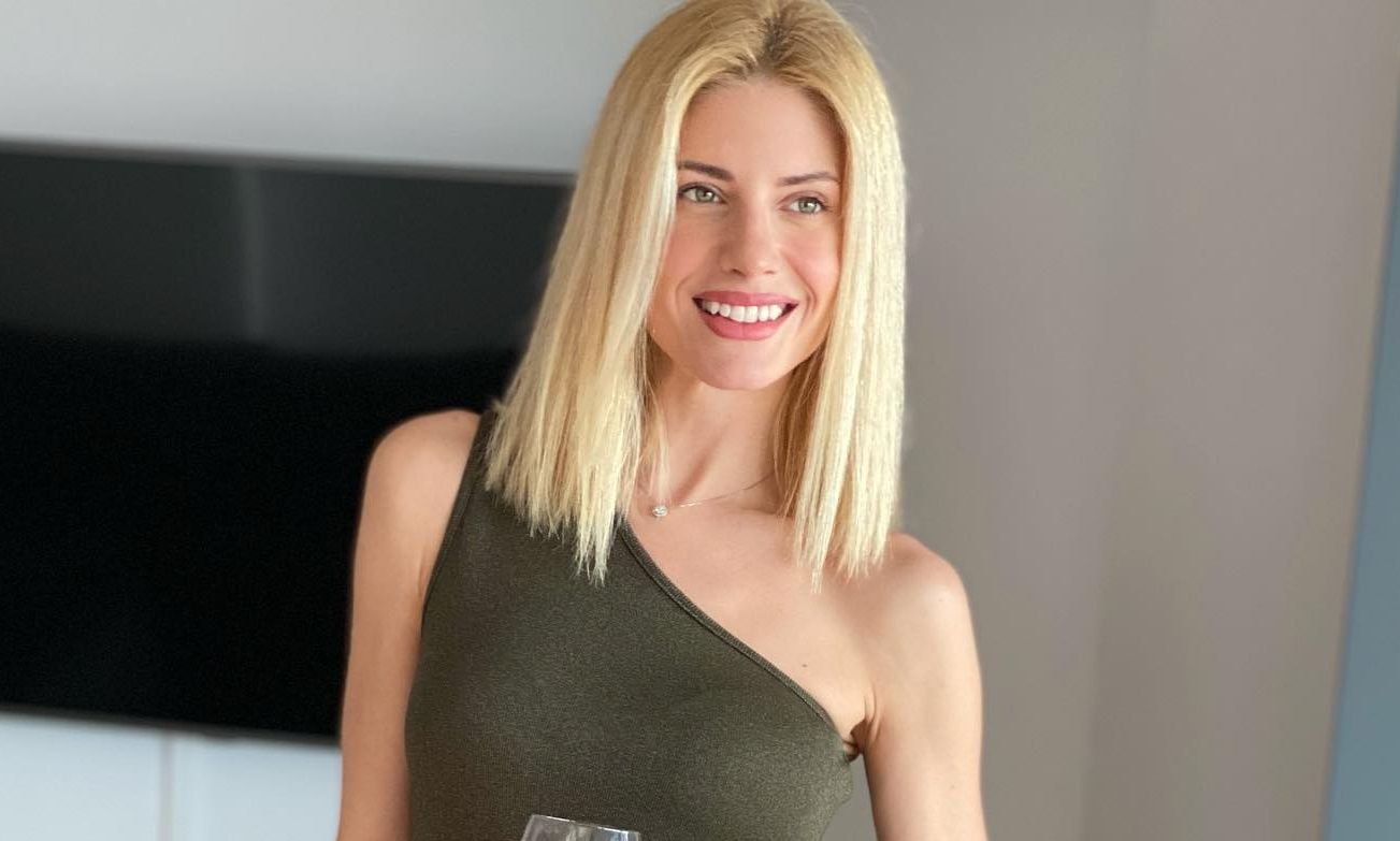 Αραβανή – Λάζαρης : Ανεβαίνουν τα σκαλιά της εκκλησίας και βαπτίζουν το παιδί τους το γνωστό ζευγάρι