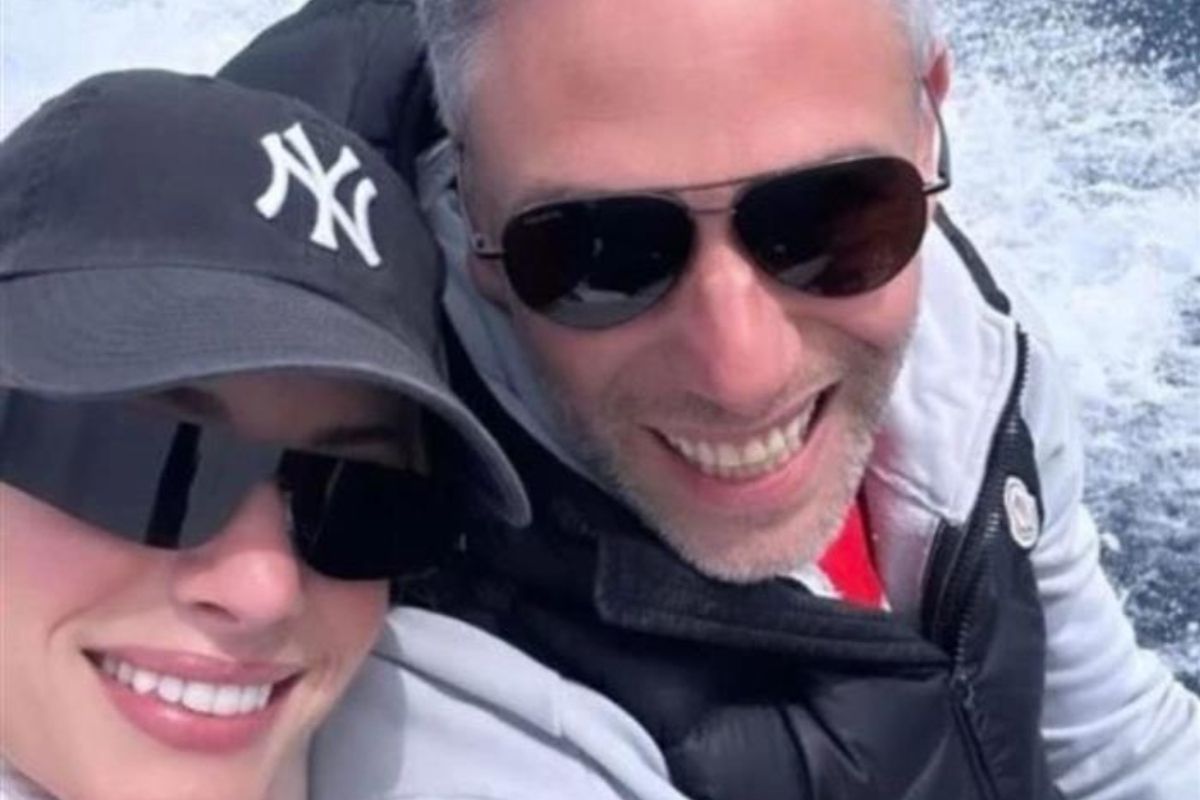 Αραβανή – Λάζαρης : Ανεβαίνουν τα σκαλιά της εκκλησίας και βαπτίζουν το παιδί τους το γνωστό ζευγάρι