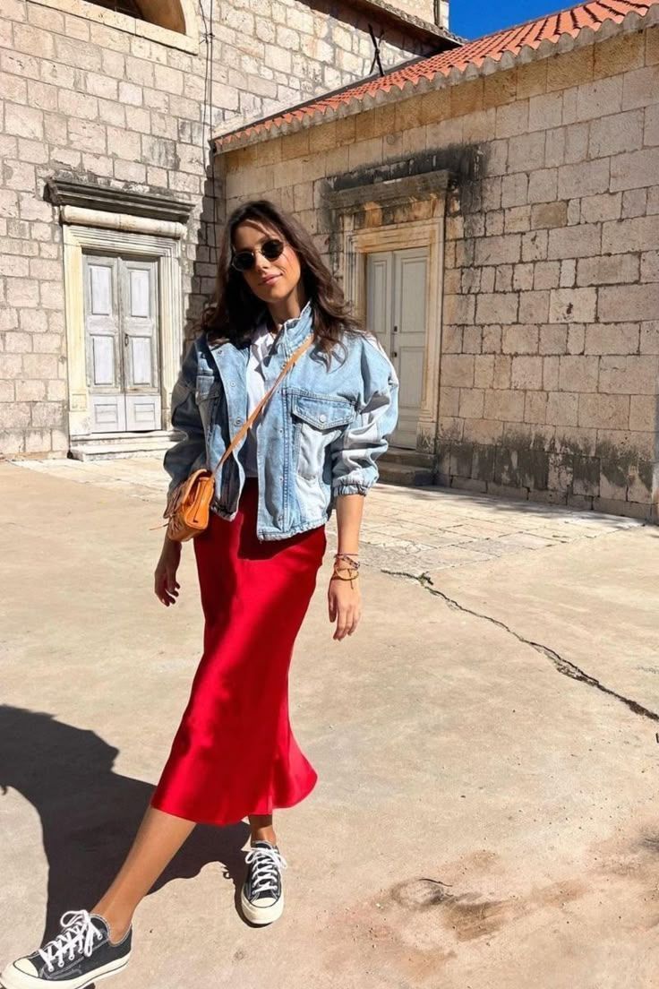 κόκκινη-σατέν-φούστα-με-jean σακάκι-ιδέες-