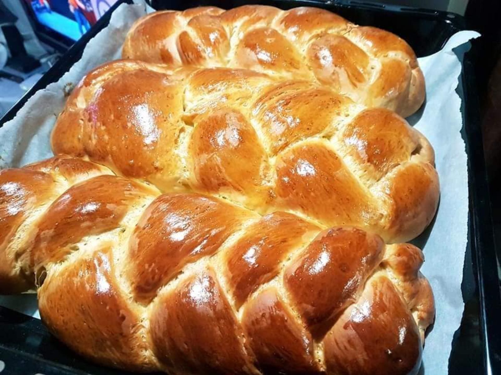 Εύκολα-φουσκωτά-τσουρέκια-με ζαχαρούχο γάλα-συνταγή-