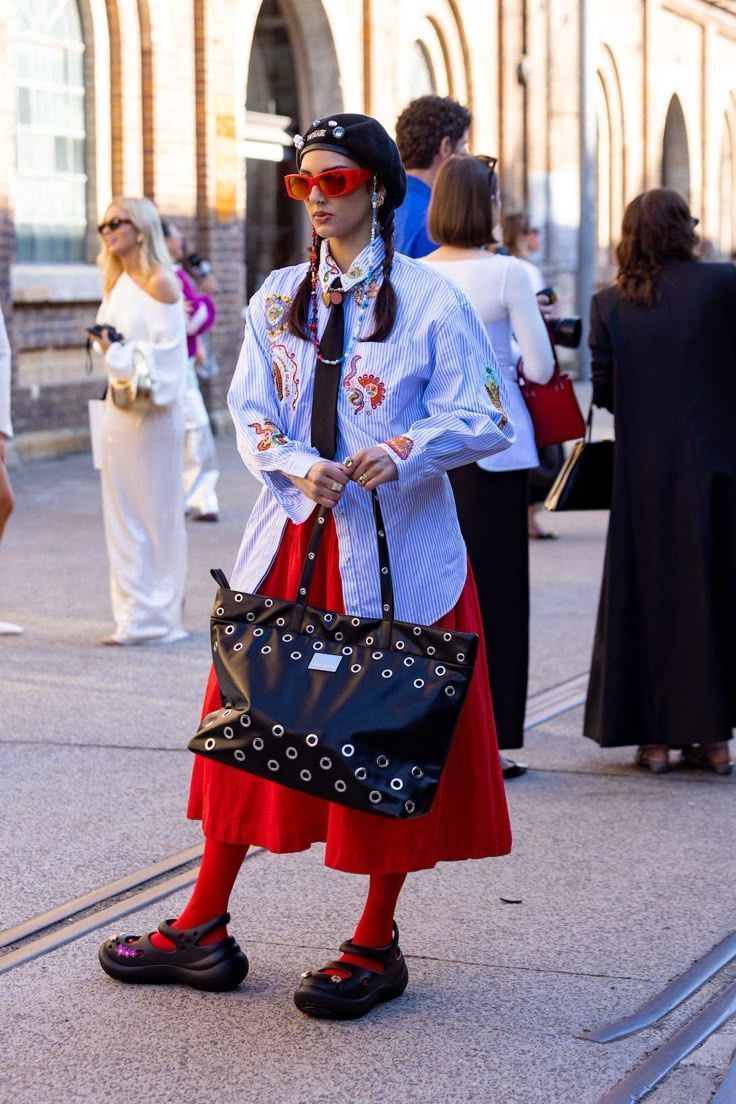 Φέτος την Άνοιξη Dressed in Red: Δες ιδέες για να κάνεις τους πιο in fashion συνδυασμούς όλη την ημέρα 2 Dressed in Red – Το κόκκινο που κάνει τη διαφορά στο γυναικείο ντύσιμο την Άνοιξη 2025