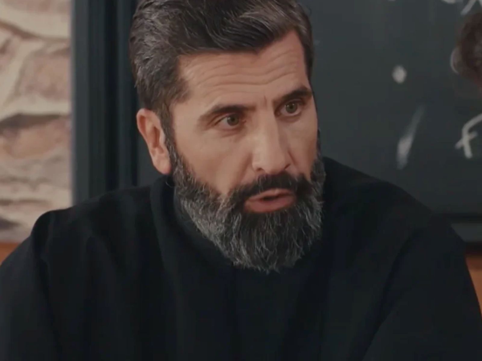 Η Γη της Ελιάς : Τον παρακαλά να βγάλει τα ράσα για να είναι και πάλι μαζί