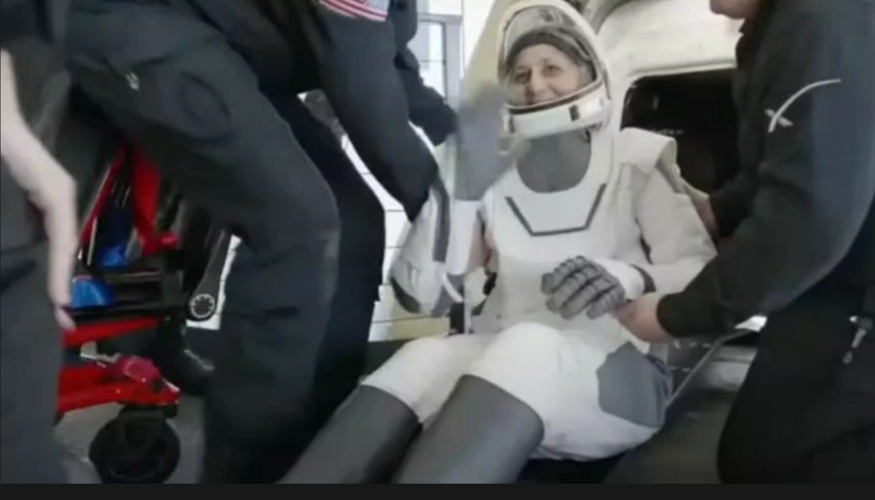 Οι αστροναύτες της NASA γύρισαν μετά από 9 μήνες στη Γη- Η πρώτη τους φωτογραφία