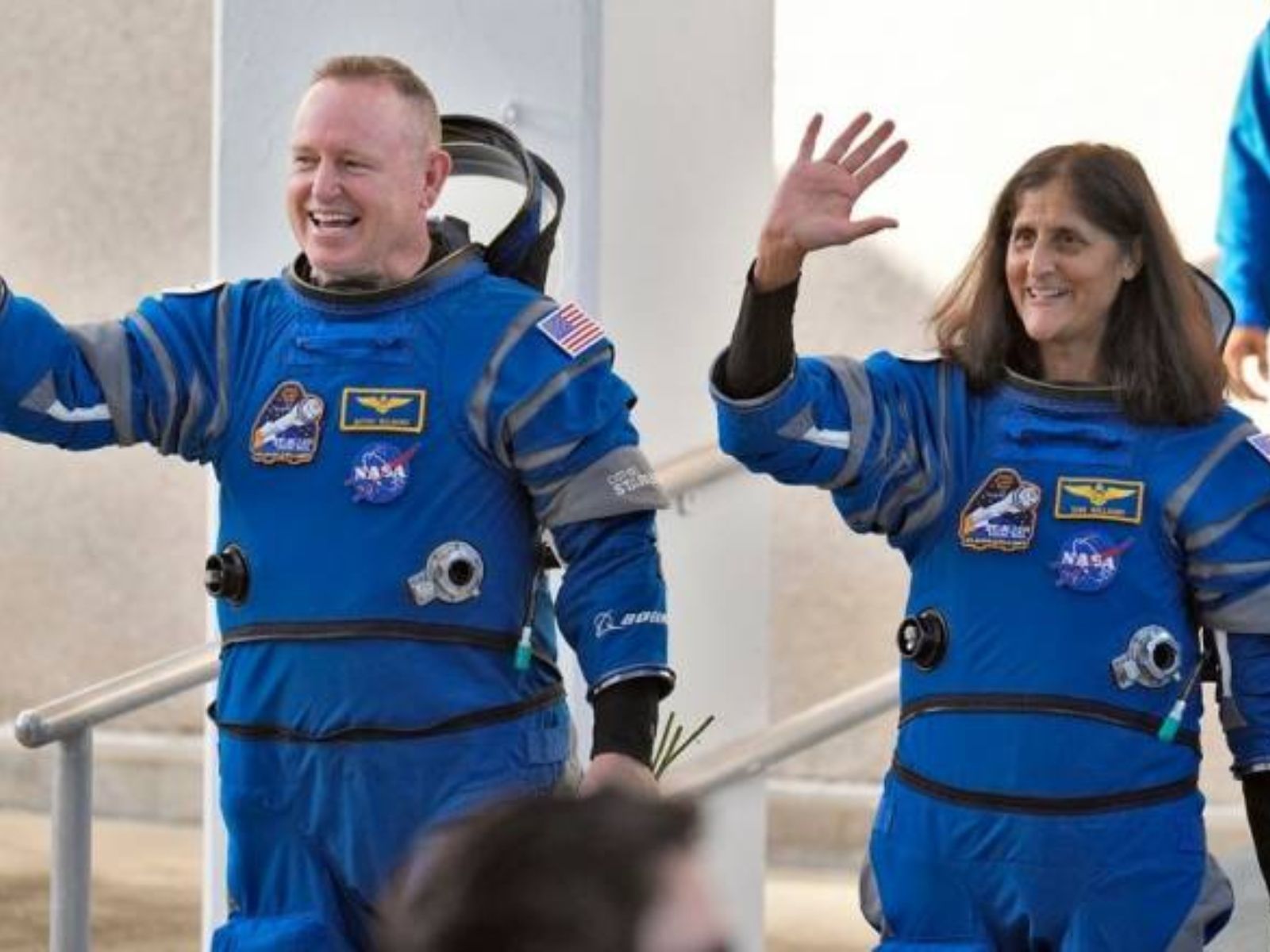 Οι αστροναύτες της NASA γύρισαν μετά από 9 μήνες στη Γη- Η πρώτη τους φωτογραφία