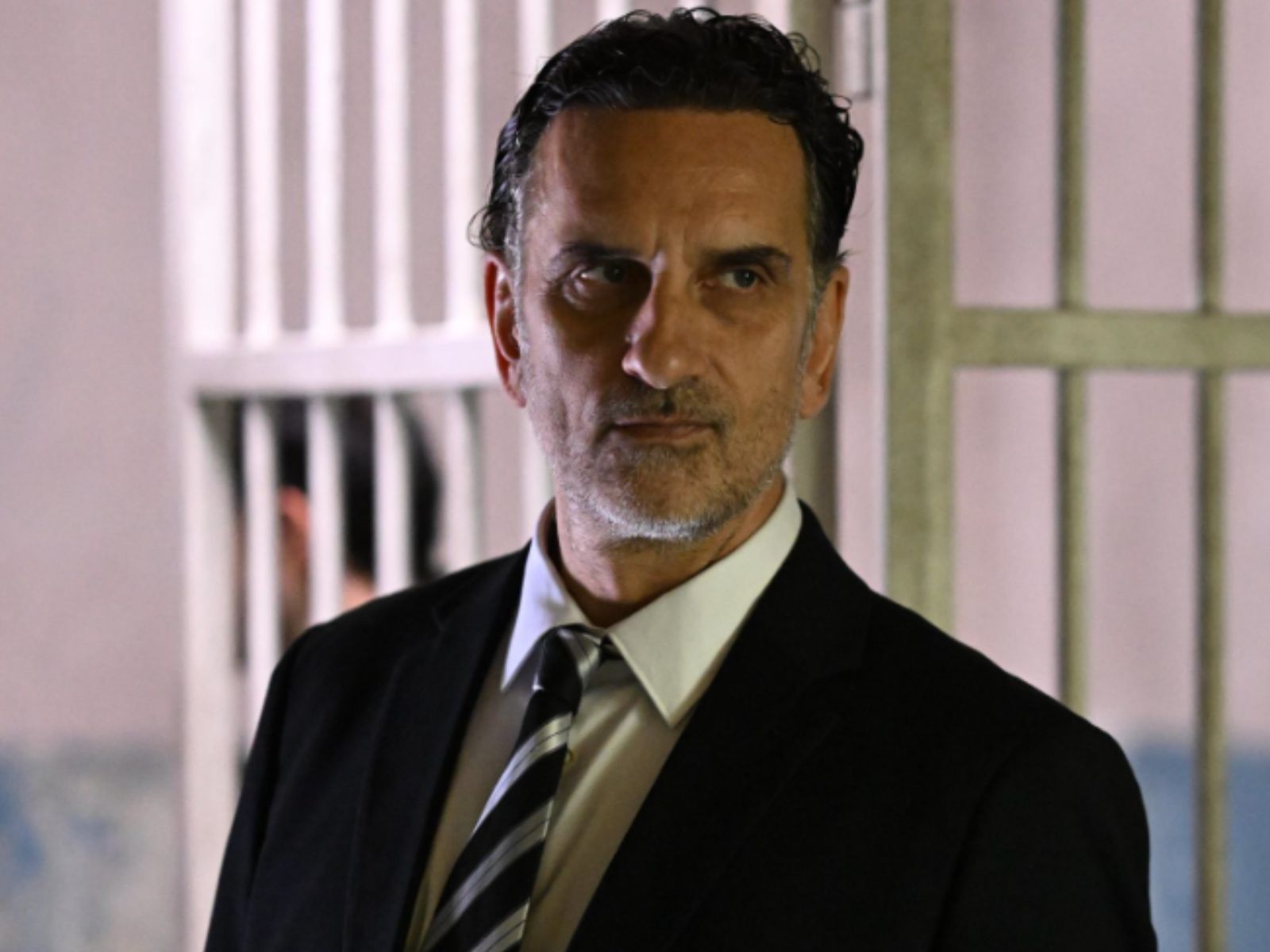 Διάφανη Αγάπη: Σκοτώνουν τον Ραγκούση και το πνεύμα του ερχεται σε επαφή με τον Στέφανο