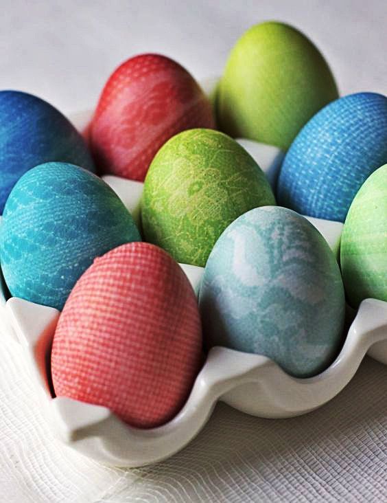 34+1 τρόποι και ιδέες να βάψετε τα Πασχαλινά αυγά – Με φυσικά υλικά και έξυπνα κόλπα για μοντέρνα σχέδια