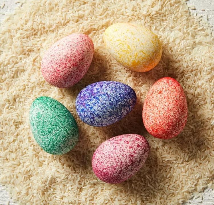 34+1 τρόποι και ιδέες να βάψετε τα Πασχαλινά αυγά – Με φυσικά υλικά και έξυπνα κόλπα για μοντέρνα σχέδια