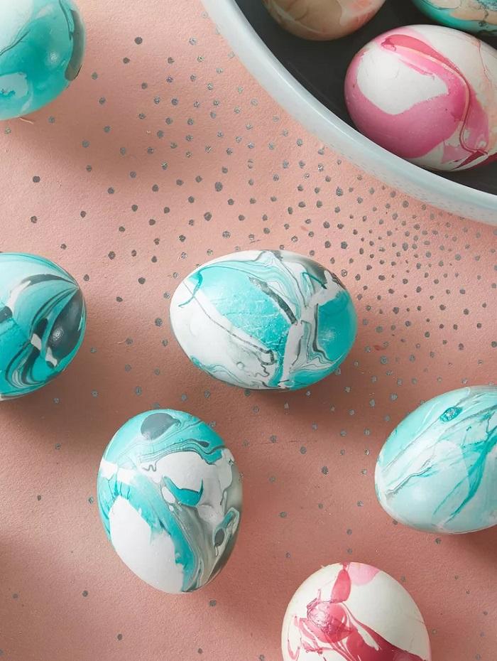 34+1 τρόποι και ιδέες να βάψετε τα Πασχαλινά αυγά – Με φυσικά υλικά και έξυπνα κόλπα για μοντέρνα σχέδια