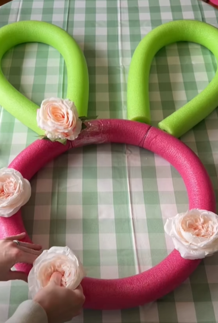 Πασχαλινό-διακοσμητικό-κουνελάκι-με-μακαρόνια κολύμβησης-και-λουλούδια-TikTok-