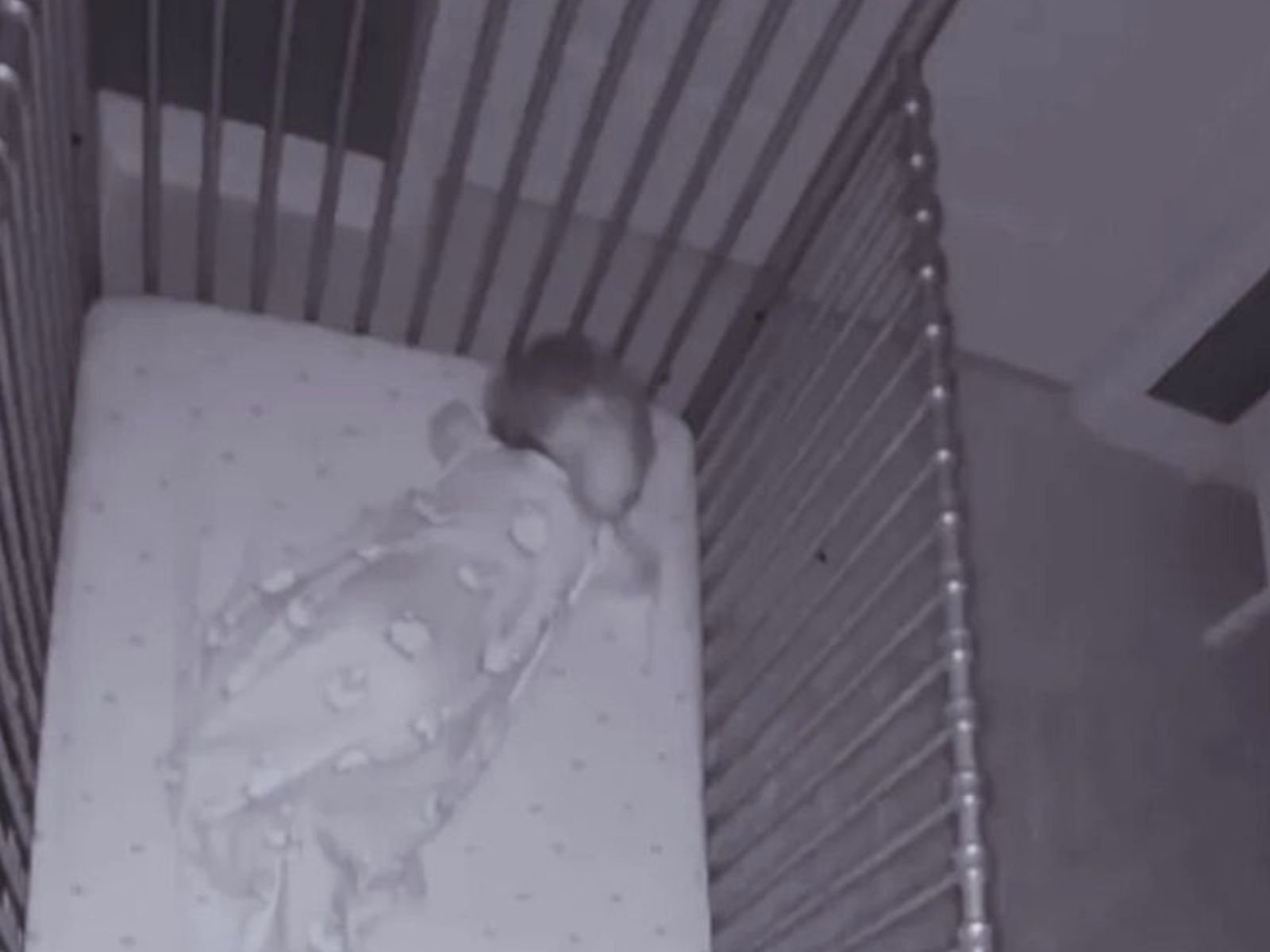 Μωρό “κοροϊδεύει” τη μαμά του στις 3 τα ξημερώματα με τον πιο ξεκαρδιστικό τρόπο