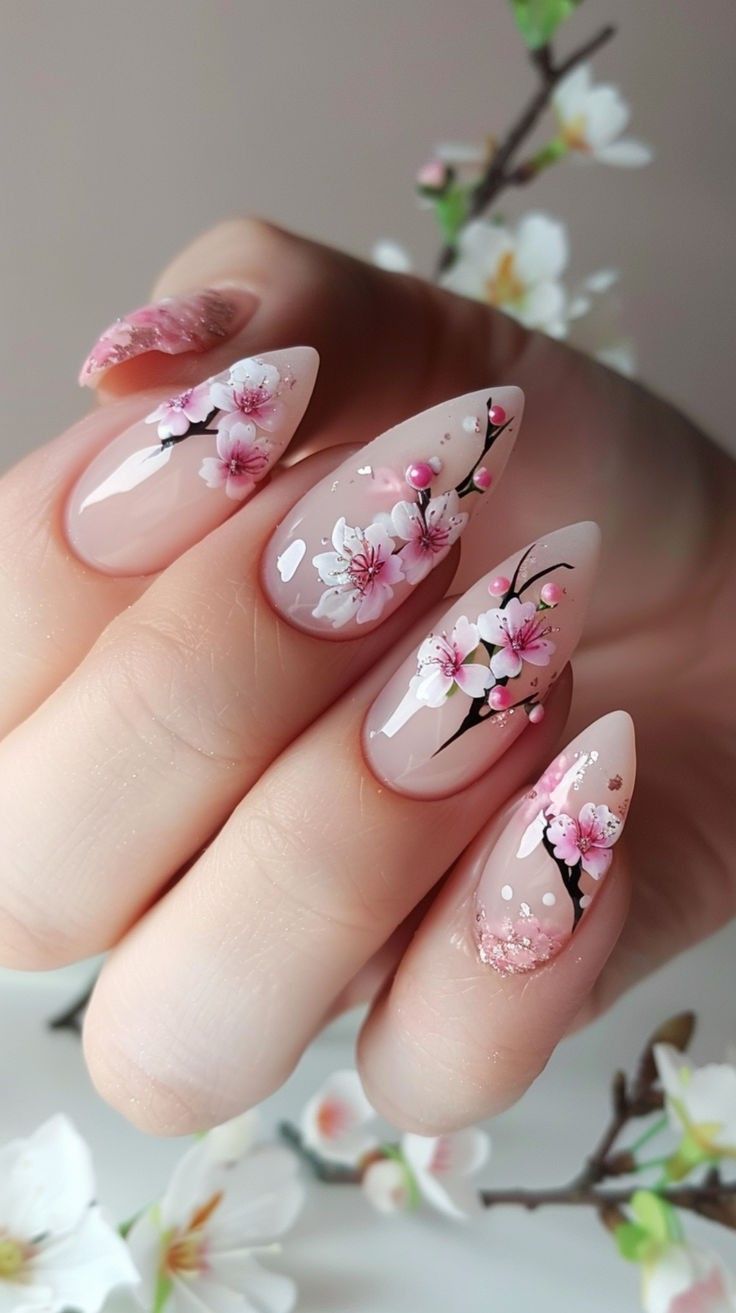Floral Chic Nails: Ανοιξιάτικες ιδέες για μανικιούρ με τα πιο κομψά σχέδια