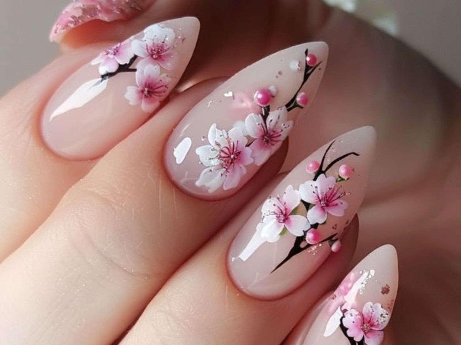 Floral Chic Nails: Ανοιξιάτικες ιδέες για μανικιούρ με τα πιο κομψά σχέδια