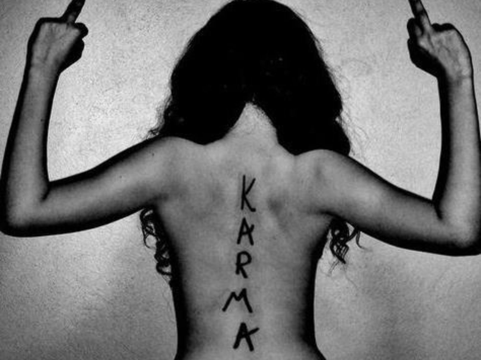 Γραφτό ή Σύμπτωση; Πώς τα Ζώδια Αναγνωρίζουν μια Καρμική Σχέση