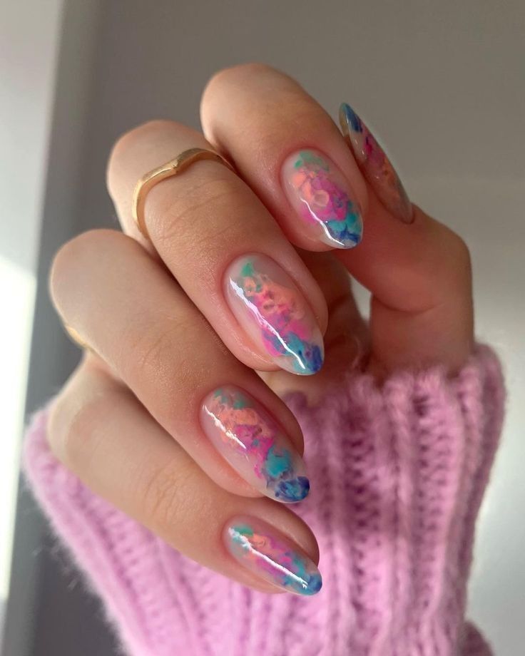 πολύχρωμα-σχέδια-στα-νύχια-για-τον-Απρίλιο-ιδέες-