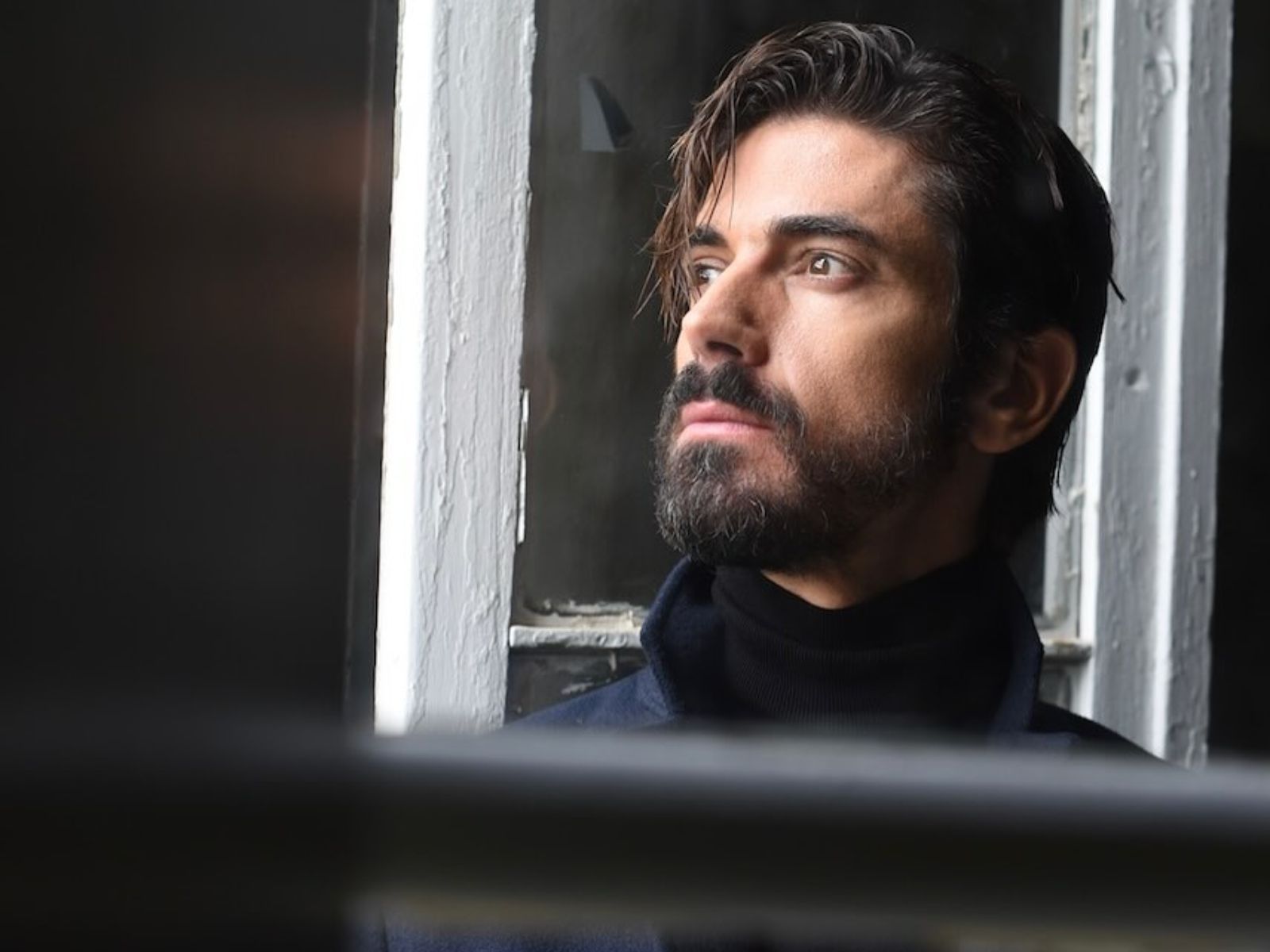 Ο Δημήτρης Γκοτσόπουλος έκανε “πρόταση γάμού” στην δημοσιογράφο την ώρα της συνέντευξης (video)