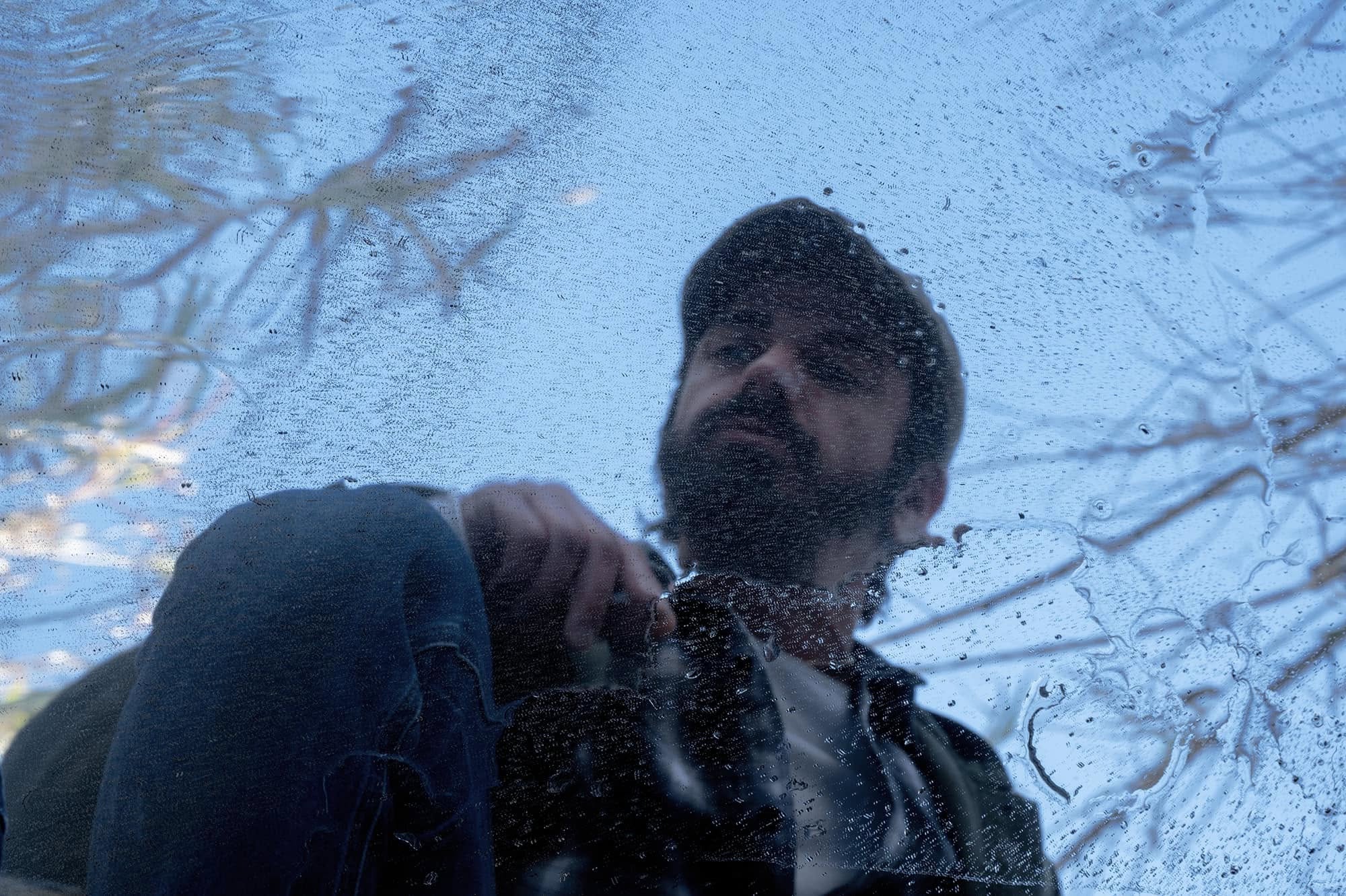 Ο Δημήτρης Γκοτσόπουλος έκανε “πρόταση γάμού” στην δημοσιογράφο την ώρα της συνέντευξης (video)