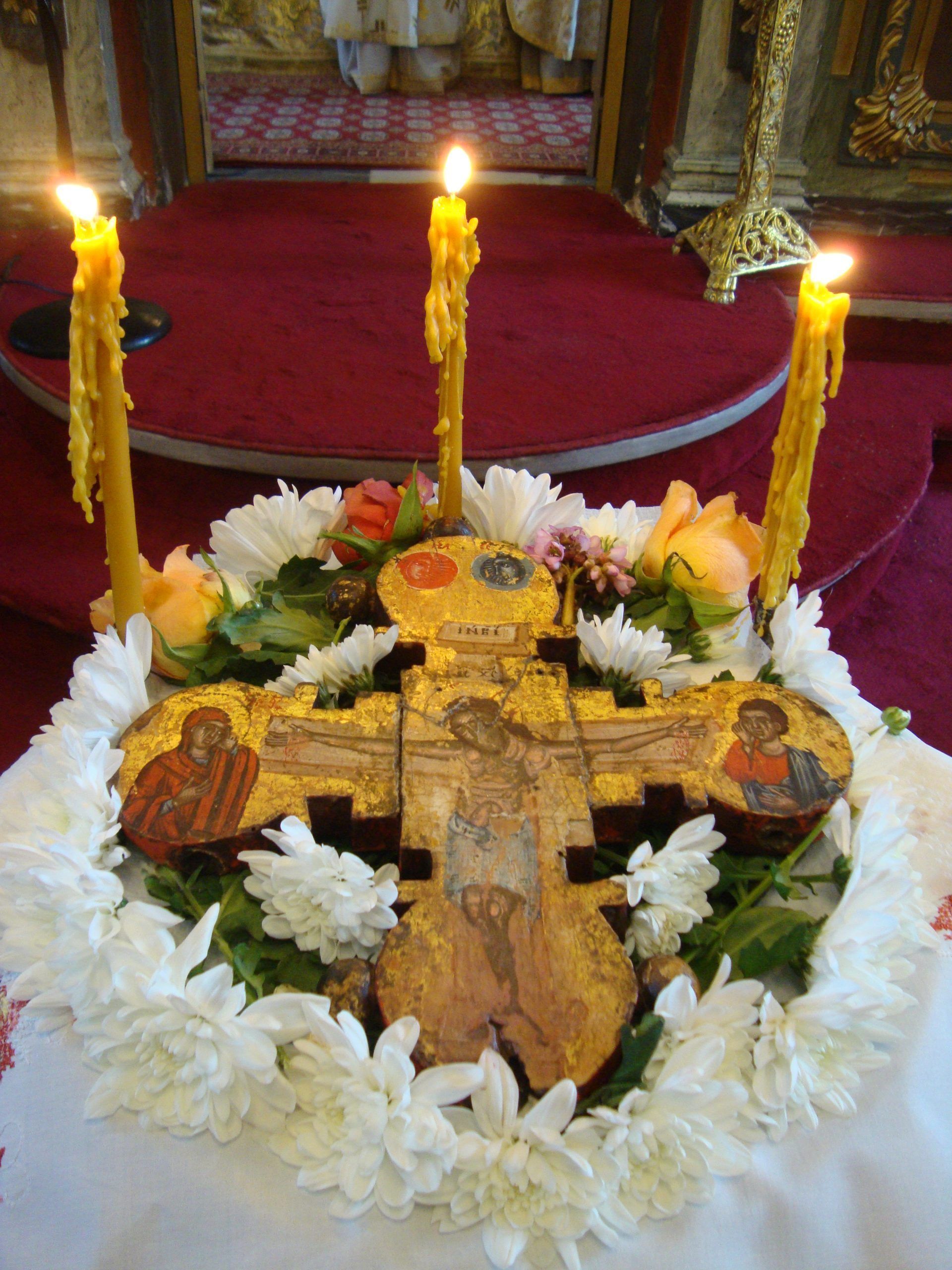 Κυριακή της Σταυροπροσκυνήσεως: Τί κάνουμε τα σταυρολούλουδα που παίρνουμε από την εκκλησία