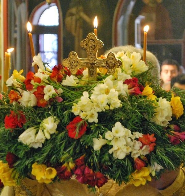 Κυριακή της Σταυροπροσκυνήσεως: Τί κάνουμε τα σταυρολούλουδα που παίρνουμε από την εκκλησία