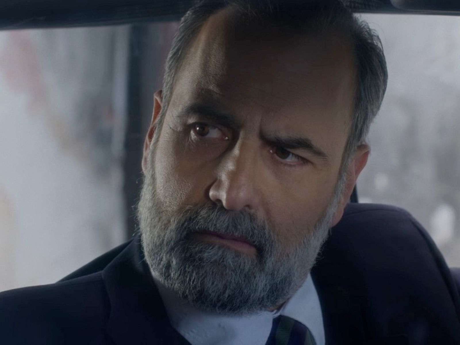 Άγιος Έρωτας: Η Ειρήνη βλέπει τον Πέτρο να χτυπάει τη Χλόη και ο Παύλος τον τελειώνει