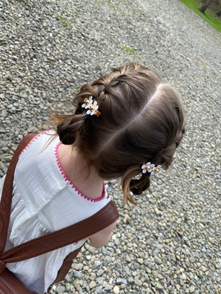 λουλουδάκια-σε-παιδικό χτένισμα-για-τη-παρέλαση-25η Μαρτίου-ιδέες-