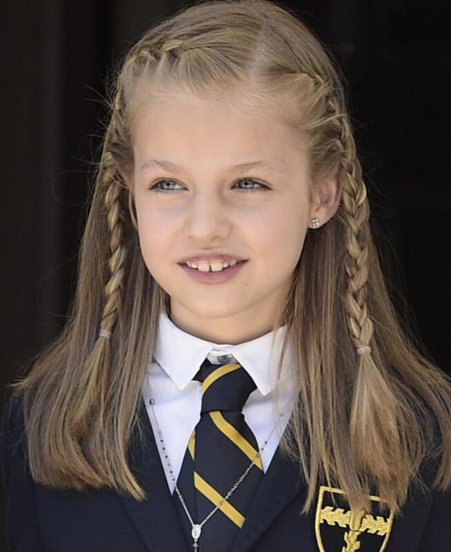 πλεξουδάκια-σε-ελεύθερα-ίσια-μαλλιά-ιδέες-