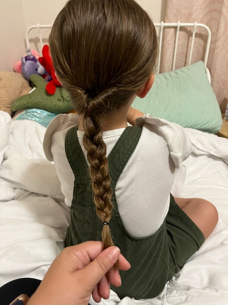 χαμηλή-πλεξούδα-για-κορίτσια-παρέλαση-25η Μαρτίου-ιδέες-