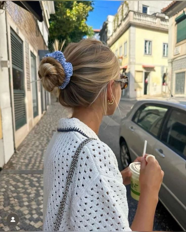 κότσος-με-γαλάζιο-scrunchy-ιδέες-