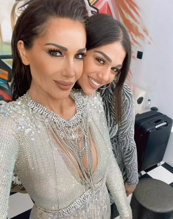 “Πολύ καλύτερη από την Βανδή” – Η Μελίνα Νικολαΐδη τραγουδάει στο TikTok και ο κόσμος σοκάρεται με τη φωνή της