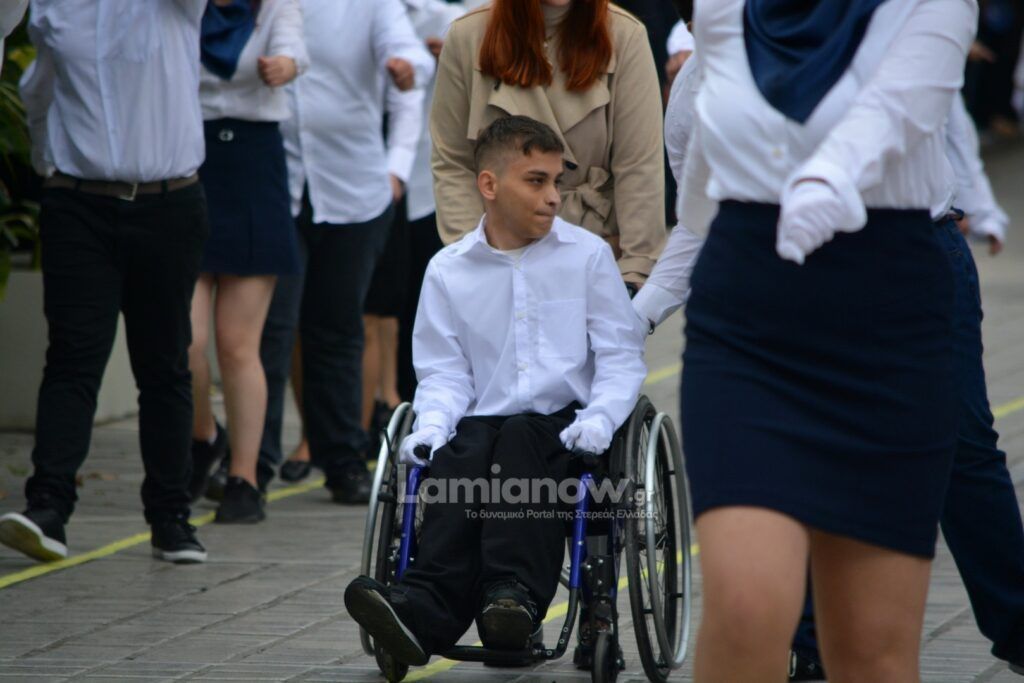 Η Στιγμή που μαθητής από τη Λαμία σηκώνεται από το αναπηρικό αμαξίδιο και παρελάζει με τη βοήθεια συμμαθητή του (βίντεο)