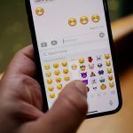 Τα τρομακτικά μηνύματα πίσω απο τα αθώα emoji – Τα κωδικοποιημένα μηνύματα των Εφήβων