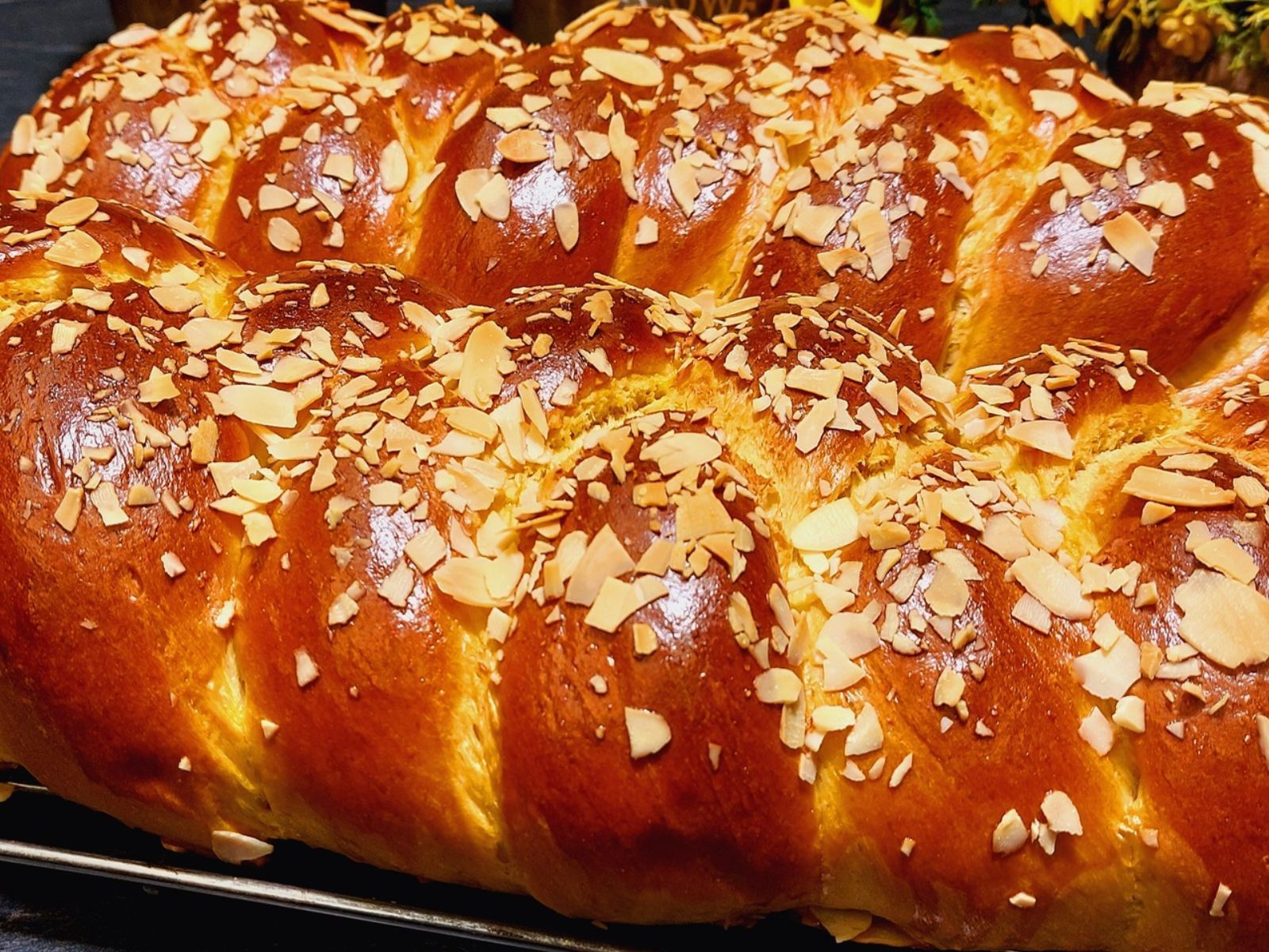 Αφράτο τσουρέκι γεμάτο ίνες με αλεύρι για όλες τις χρήσεις