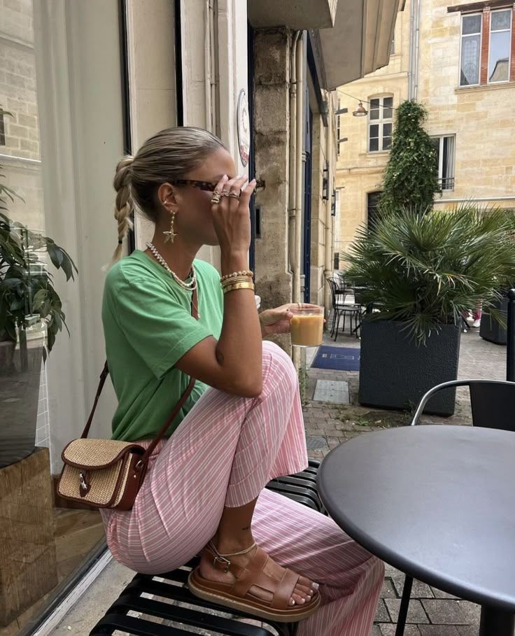 Αλλάξτε στιλ τον Απρίλιο 2025: 13+1 ιδέες για μοντέρνα outfits που θα ανανεώσουν το στιλ σας με τα top trends της σεζόν